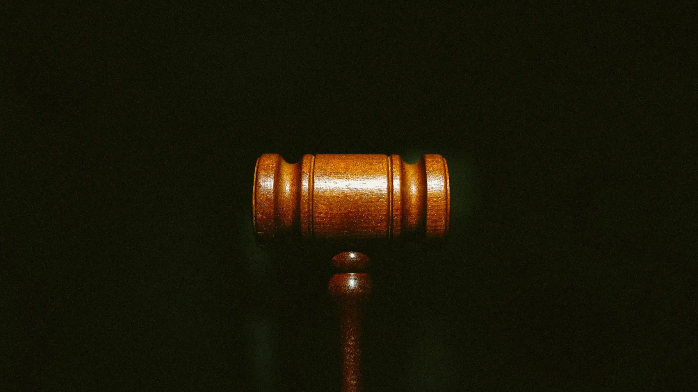 Marteau de juge symbolisant le droit social et les règles sur le repos compensateur